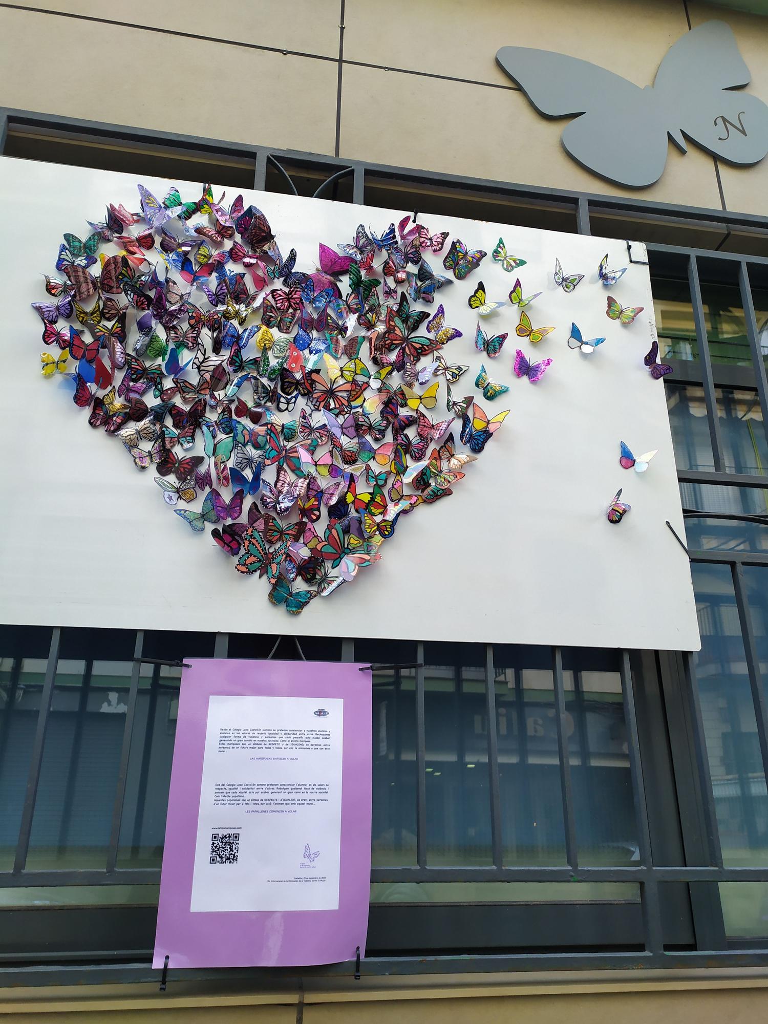 Corazón con mariposas a la entrada del centro