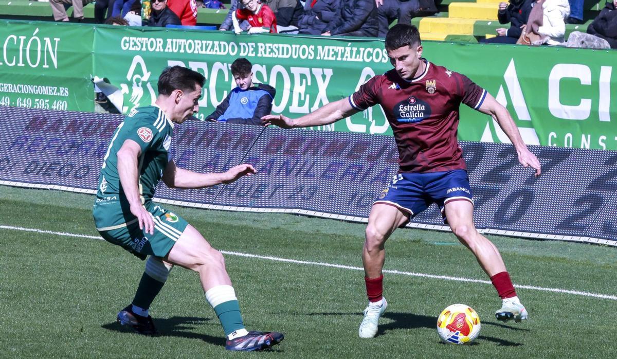 Miguel Cuesta, que fue expulsado por edoble amarilla, encara a un rival.