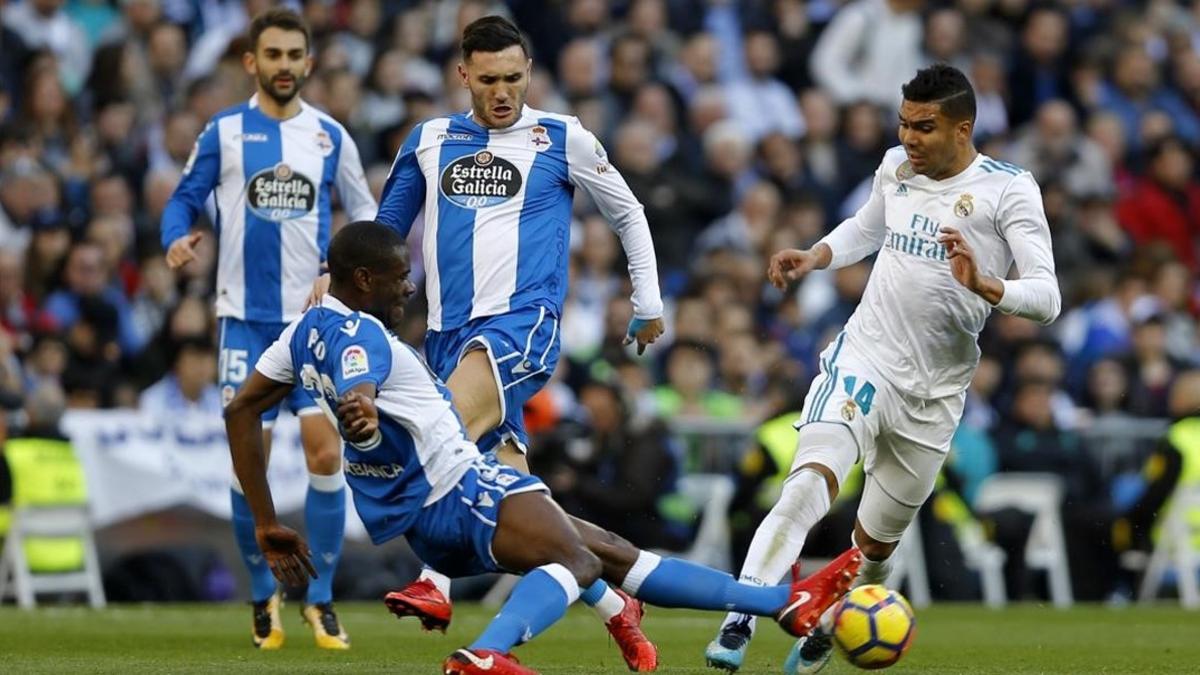 Casemiro, rodeado de jugadores del Deportivo.