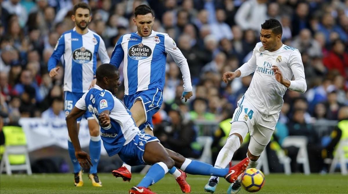 rpaniagua41711179 real madrid s casemiro  right  vies for the ball with deport180121165255