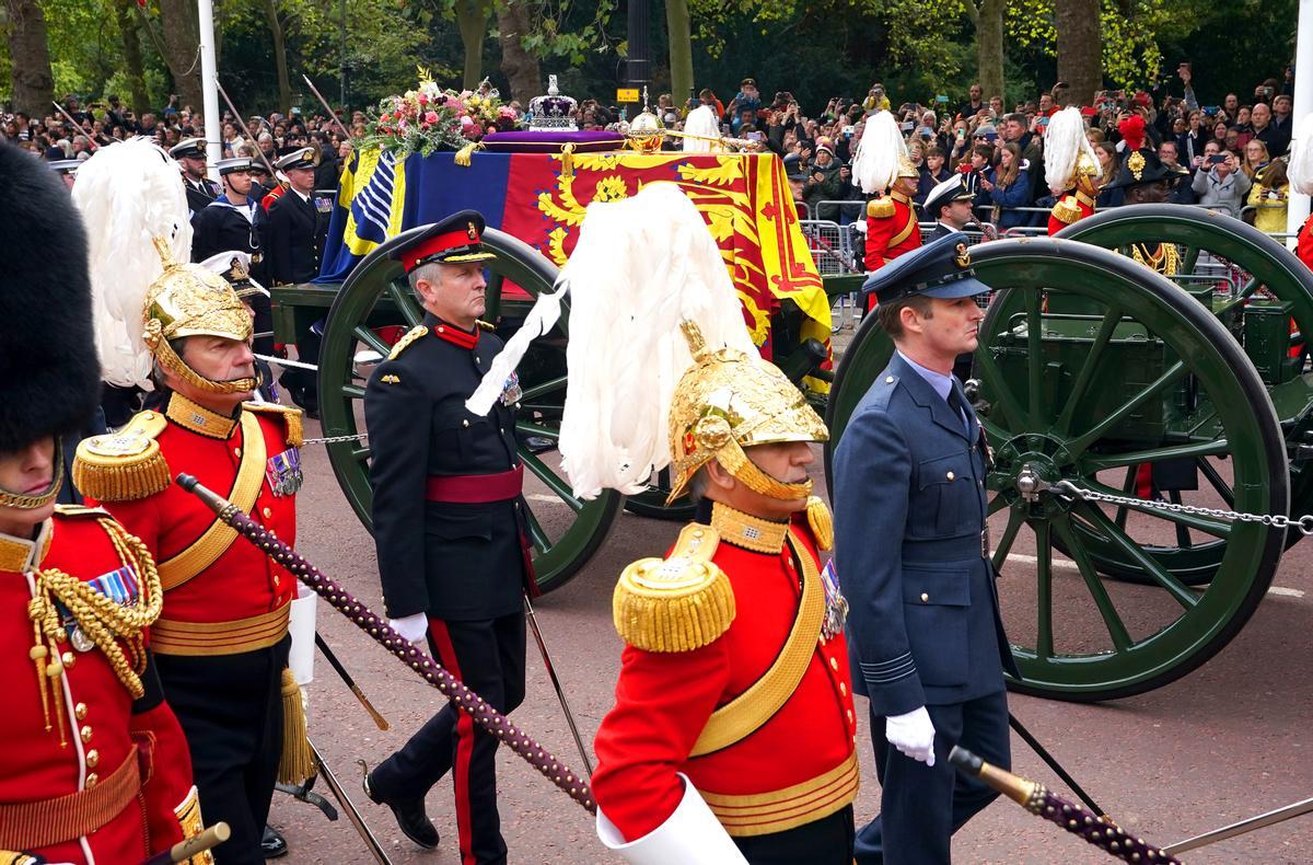 El féretro de la reina Isabel II emprende su camino hacia el castillo de Windsor tras el funeral de Estado celebrado en Westminster.