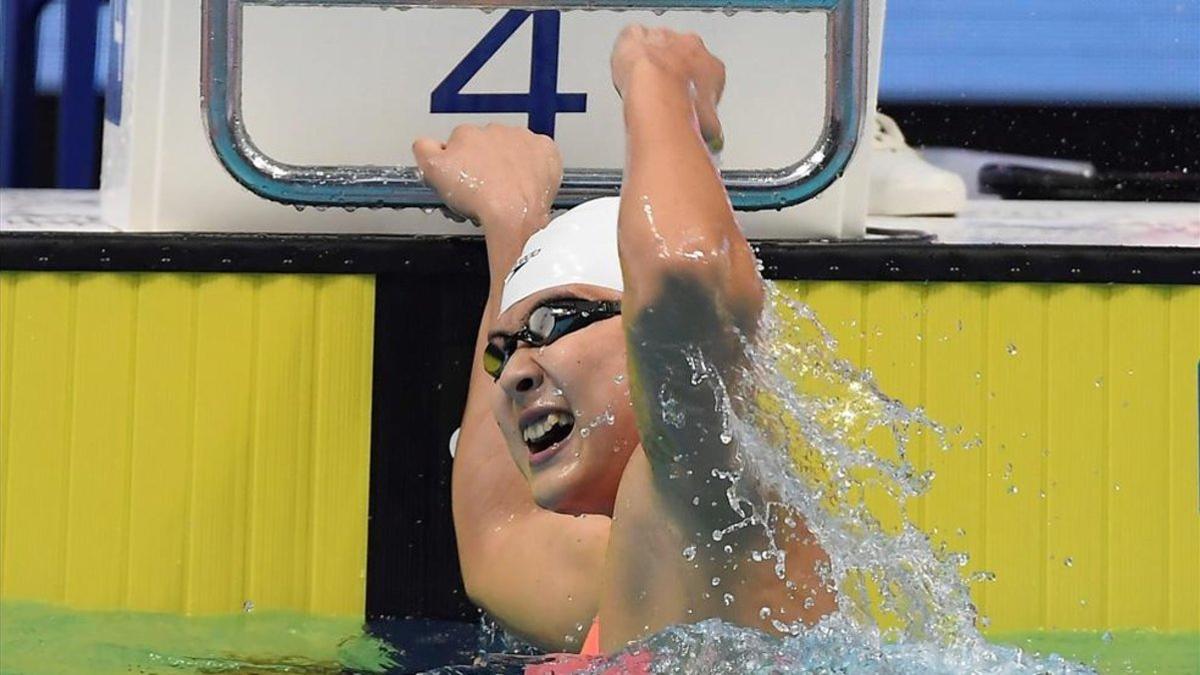 Wang Jianjiahe celebra su victoria en la final femenina de 400 libre en la Copa del Mundo