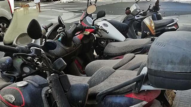 Las motos abandonadas desde hace meses en esta calle.
