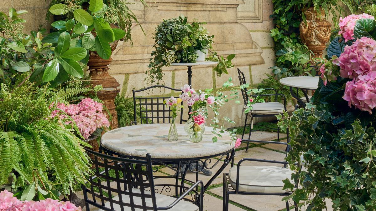 La terraza interior de El Jardín de Orfila, un refugio tranquilo en pleno Chamberí donde disfrutar de la nueva carta primavera-verano de Mario Sandoval.