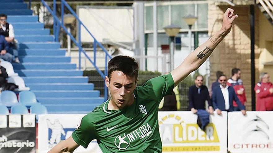 Pedro Díaz golpea el balón durante el partido.