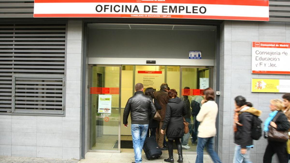 Un grupo de desempleados hace cola en la oficina de empleo del distrito de Arganzuel, en Madrid.