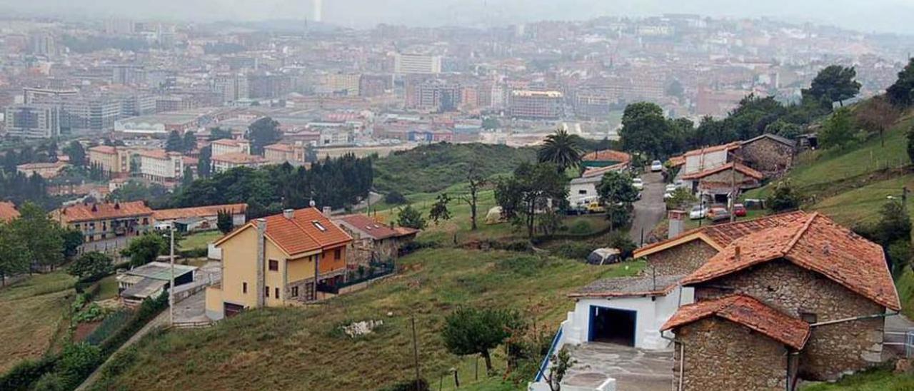 Las casas de Fitoria con Oviedo al fondo.