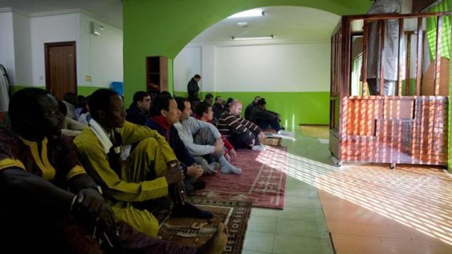 El imán Haj, a la derecha, en la recién inaugurada mezquita del barrio de La Magdalena, donde los fieles rezan descalzos.