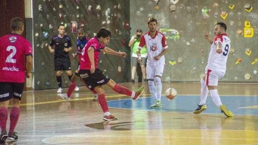 Un jugador del Sala Ourense dispara a portería. // Carlos Peteiro