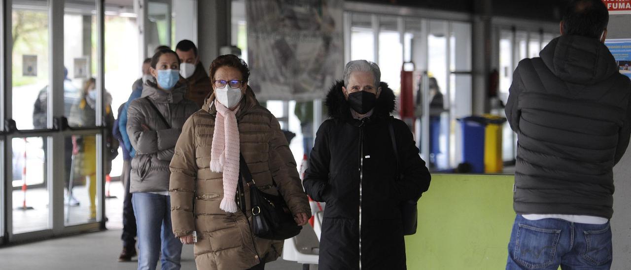 Vecinas a la espera de realizar la prueba de antígenos, días atrás, en el Lalín Arena.