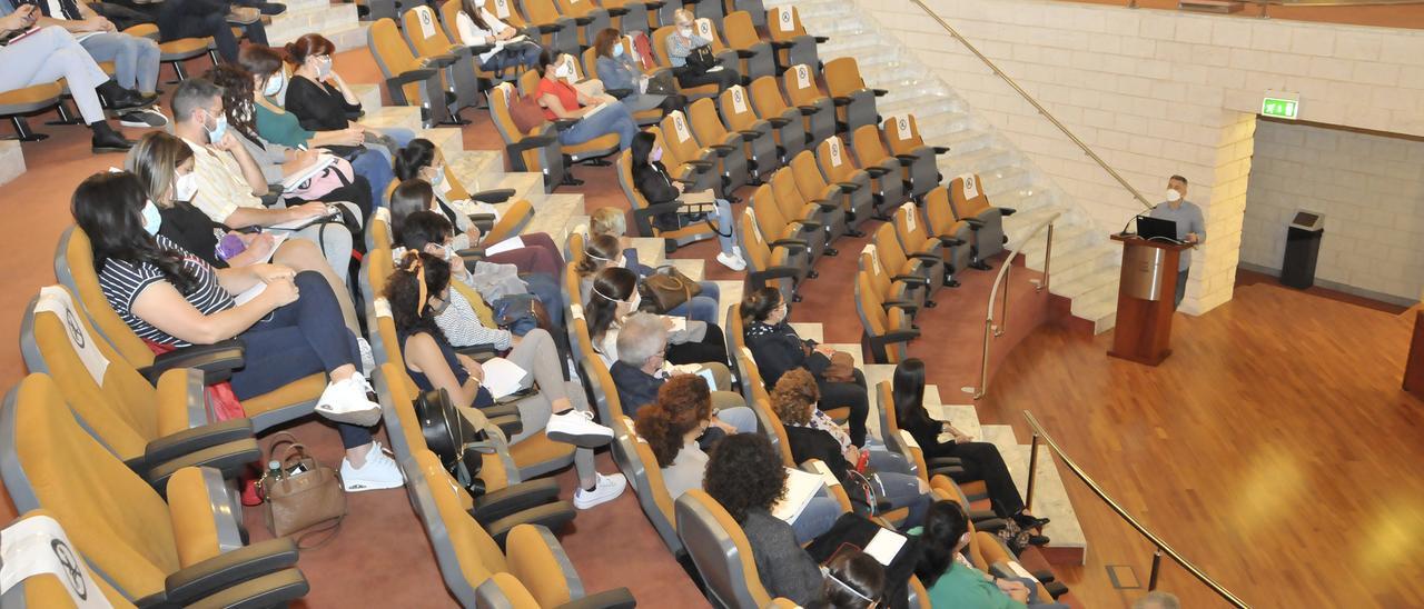 Los asistentes a las jornadas en uno de los momentos de la conferencia