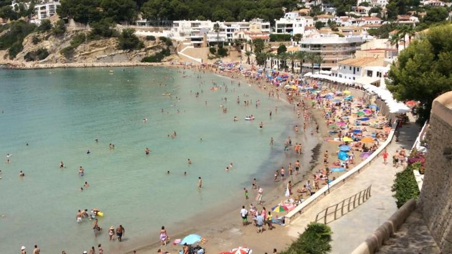 Denuncian a la jefa de Costas y al alcalde de Teulada por el vertido de tierra en el Portet