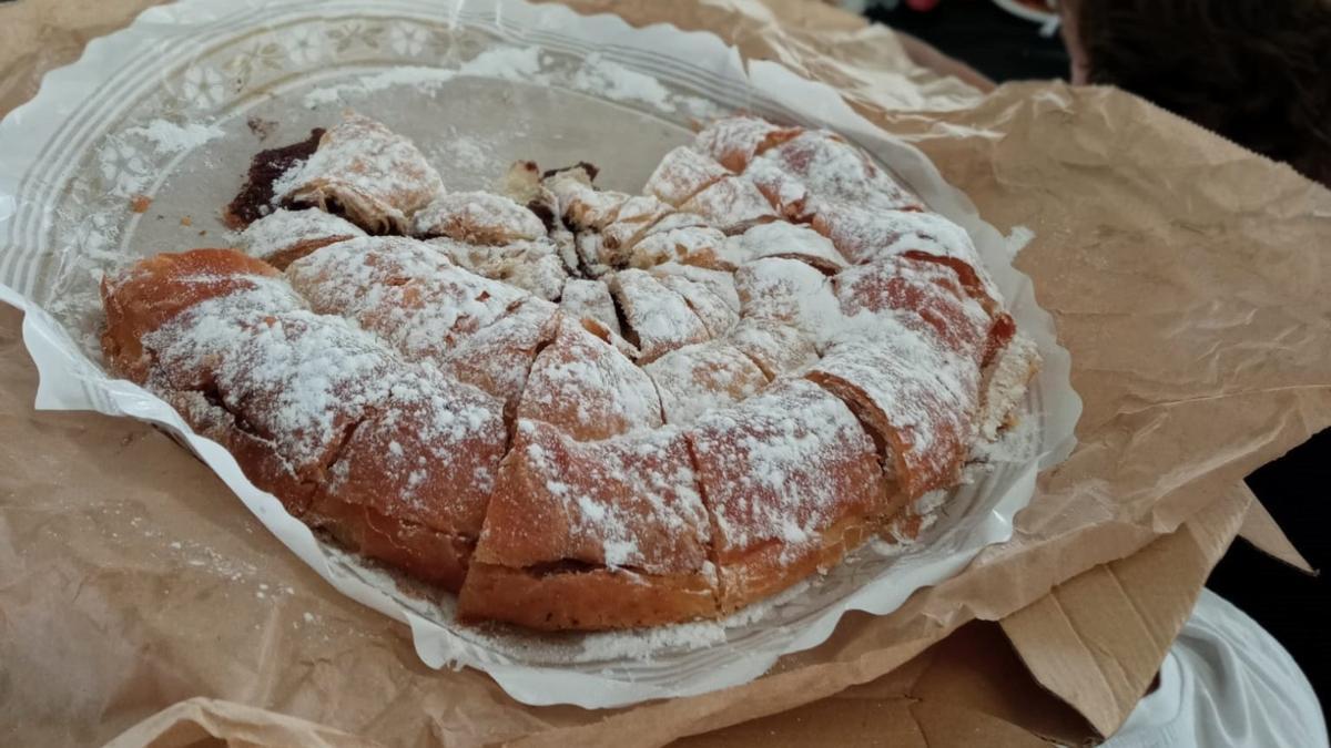 Una ensaimada rellena de chocolate.