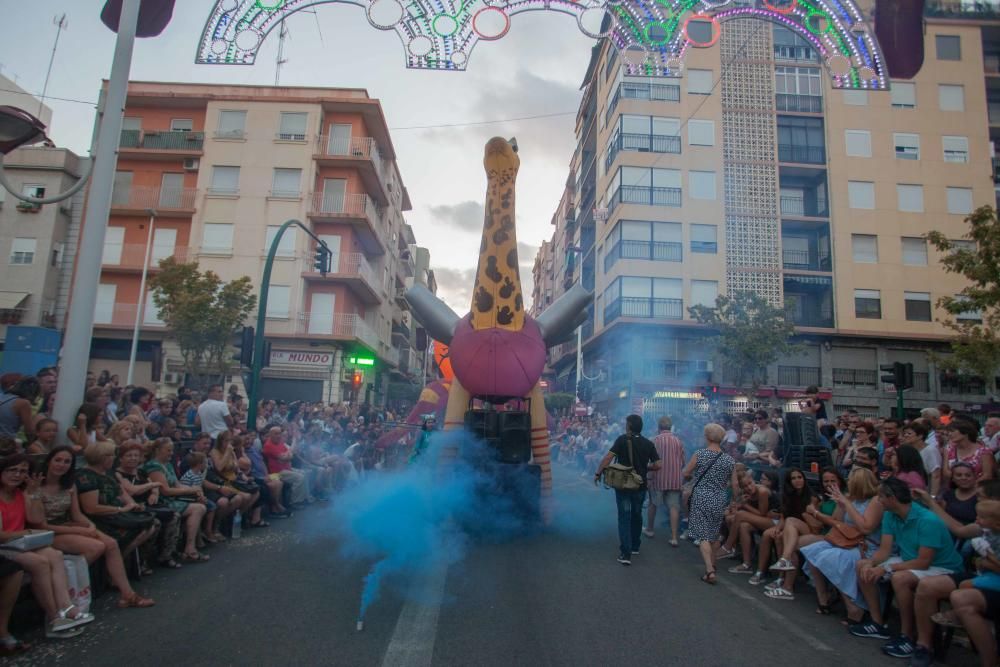 Desfile colorido de las comisiones en Elche