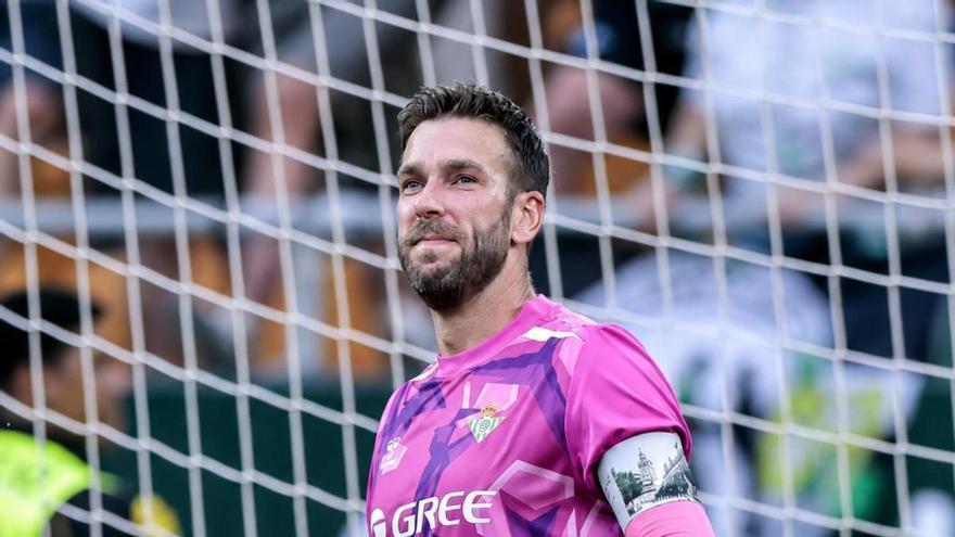 Vídeo | Los últimos momentos de Adrián San Miguel sobre el estadio de La Cartuja en el día de su retirada tras el Betis-Levante