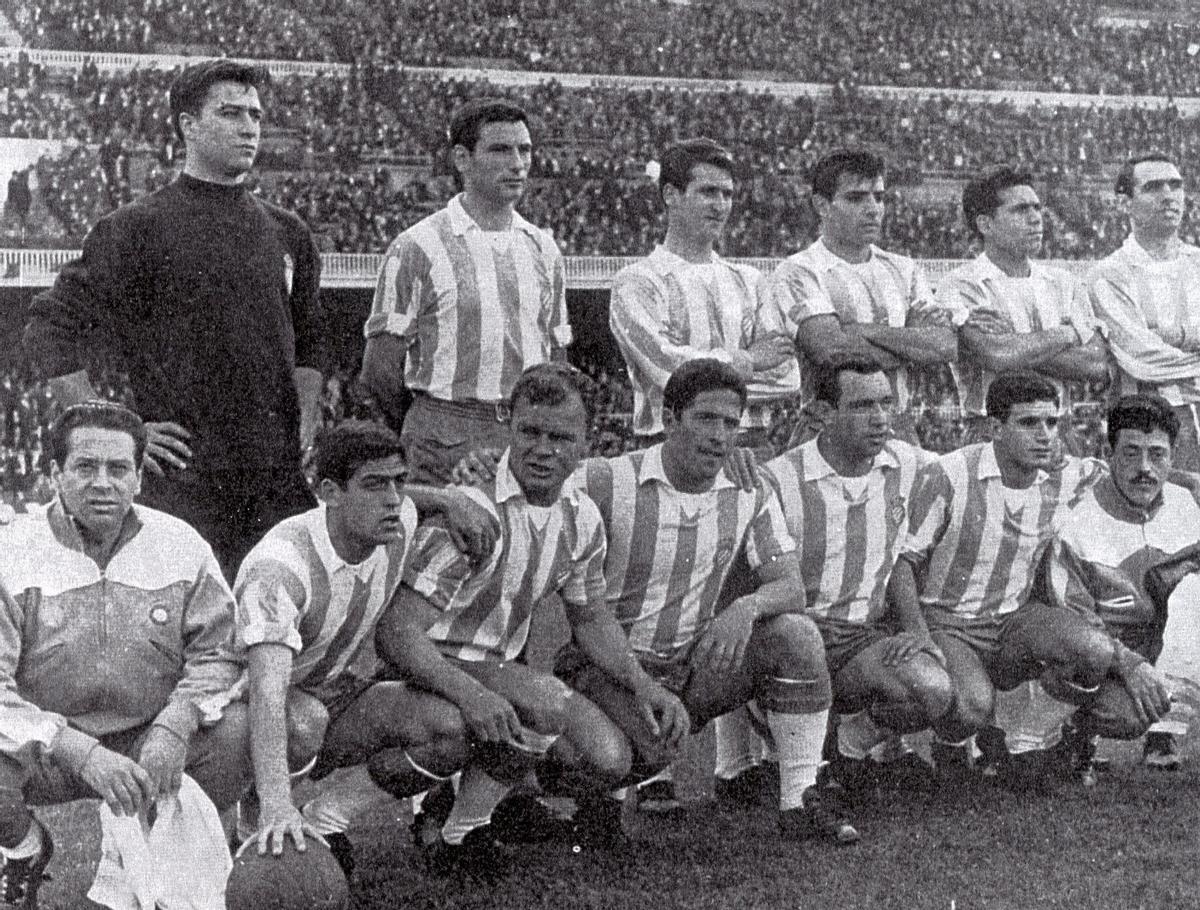 Kubala, posando con el once del Espanyol en el Camp Nou