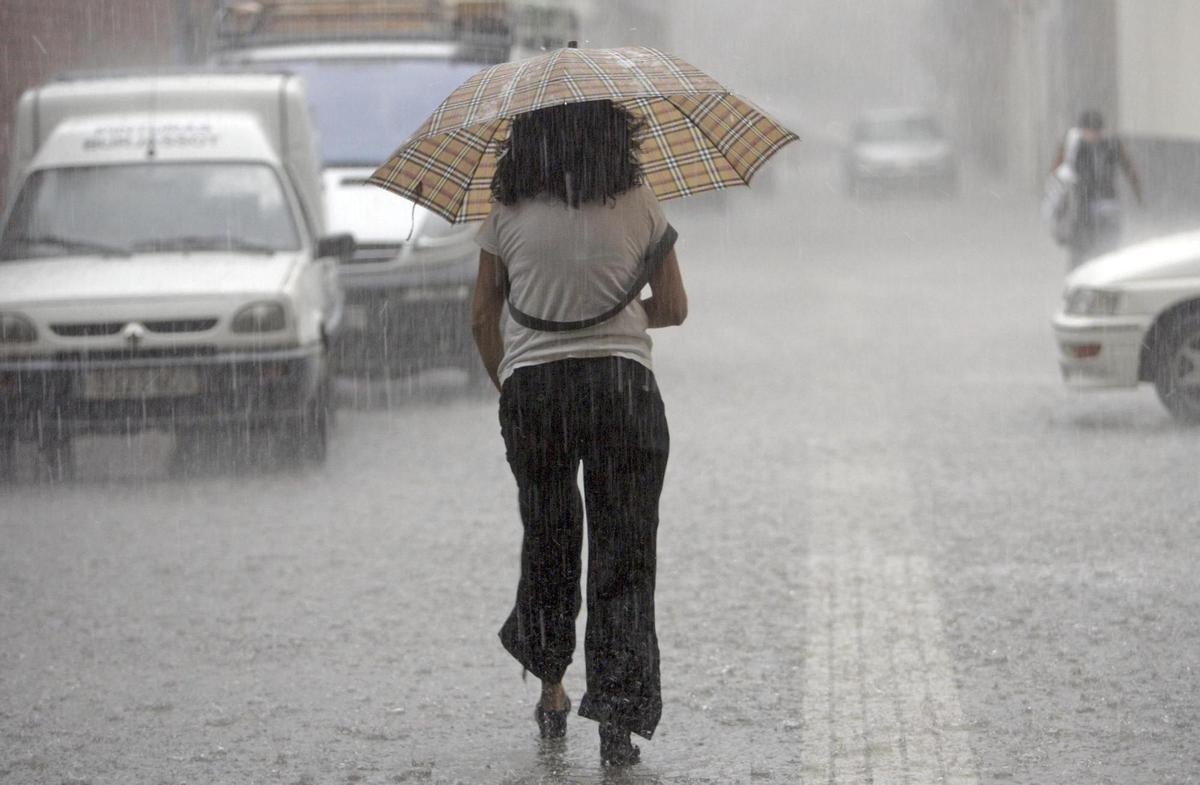 La situación más complicada del fin de semana se concentrará durante esta tarde, con varios avisos por tormentas con granizo y rachas de viento muy fuertes.