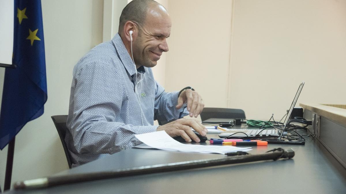 Jordi Mas seguint el ple telemàtic des de la sala de plens, ahir al vespre