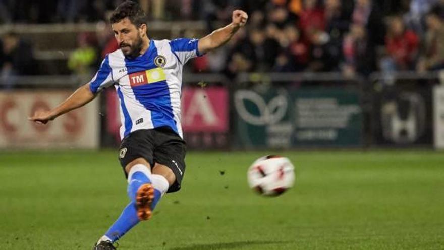 El mediocentro Diego Benito, en el partido de Olot.