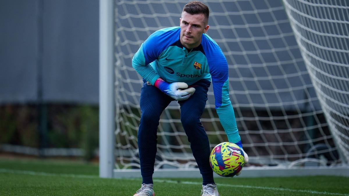 Iñaki Peña, el portero del Barça en un entrenamiento en la ciudad deportiva de Sant Joan Despí.