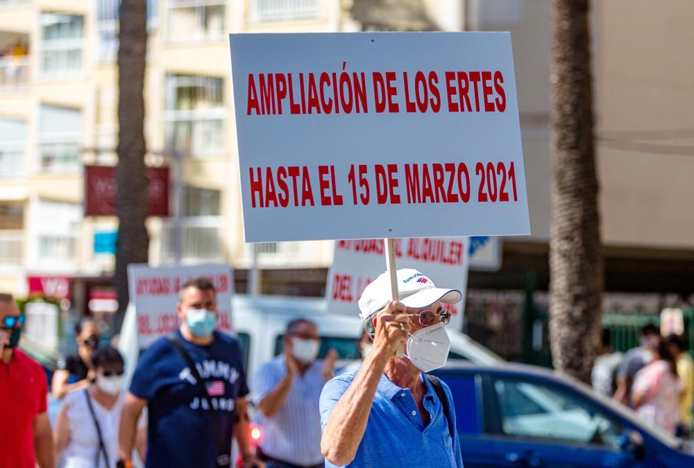 Más de 500 personas se manifiestan en Benidorm contra la decisión del cierre del ocio nocturno.