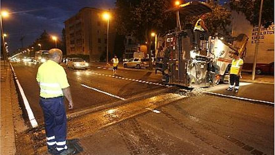 Les obres d&#039;asfaltatge es fan de nit per evitar les molèsties als veïns i als comerciants.