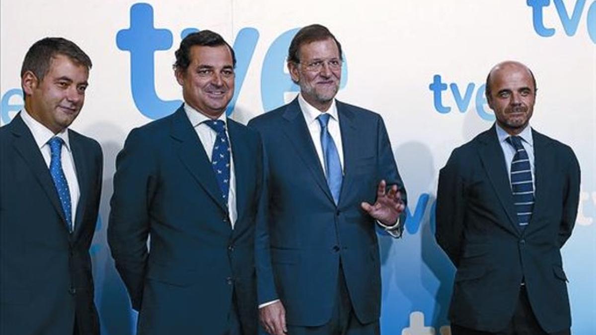 Julio Somoano, director de Informativos de TVE; Leopoldo González-Echenique, presidente de RTVE; Mariano Rajoy, presidente del Gobierno, e Ignacio Corrales, director de TVE, el pasado septiembre en Madrid.