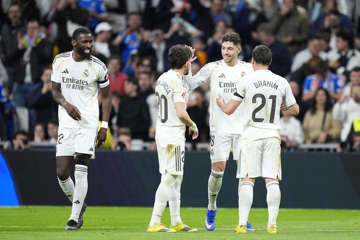 Los jugadores del Real Madrid celebran el gol de Fede Valverde