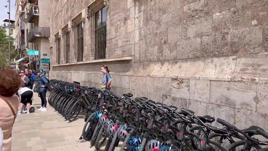 Decenas de bicicletas aparcadas en la fachada de la Lonja de Seda