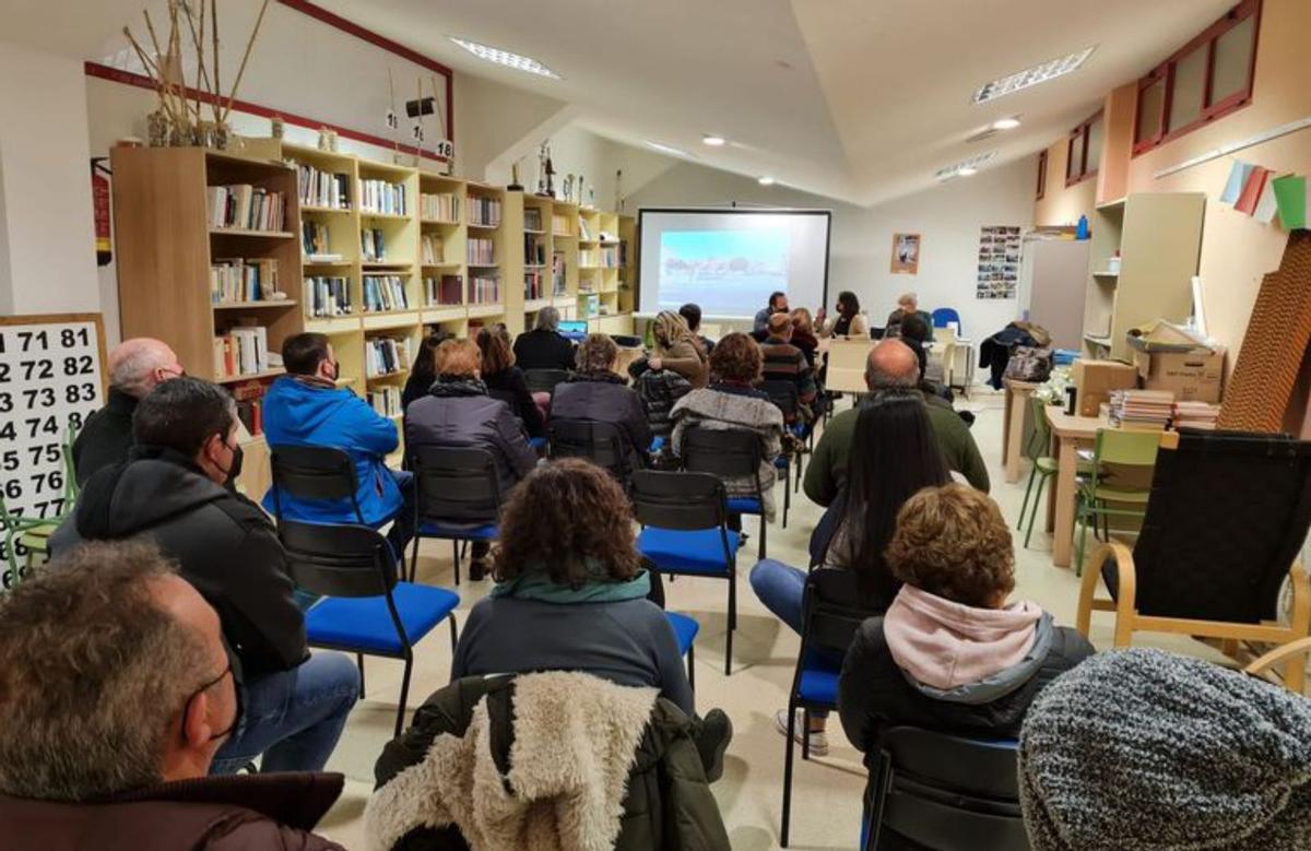 Asamblea vecinal en Pinsoro. |