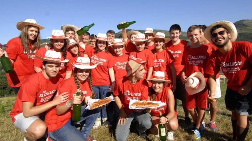 Algunos de los miembros de la peña «El Calluco», en la jira de Tuilla.