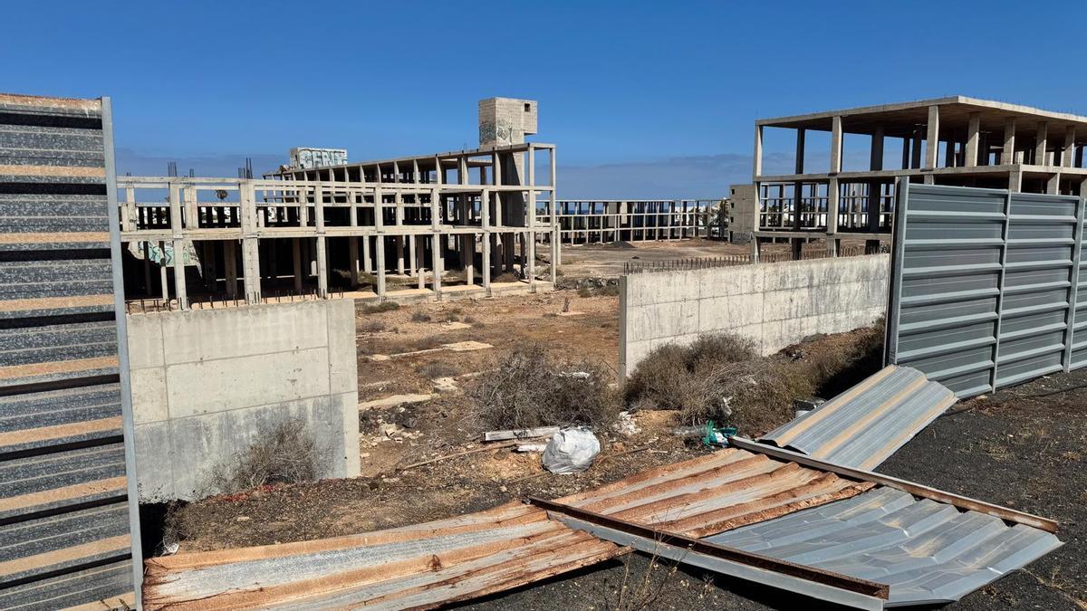 Vecinos de Costa Teguise protestan por la okupación de un hotel ilegal inacabado en Lanzarote: "Hacen sus necesidades en nuestros jardines y nos roban agua"