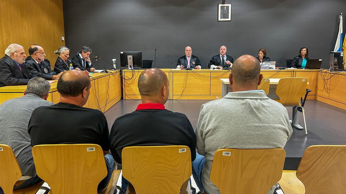 Los acusados, de espaldas, en el juicio celebrado este jueves en la Audiencia Provincial de Las Palmas.