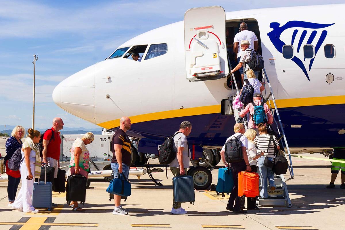 Pasajeros acceden a un vuelo en el aeropuerto de Castellón.