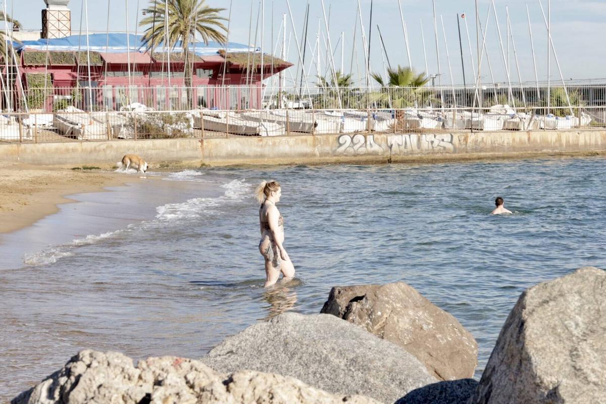 Barceloneses acuden a la playa por las altas temperaturas de noviembre