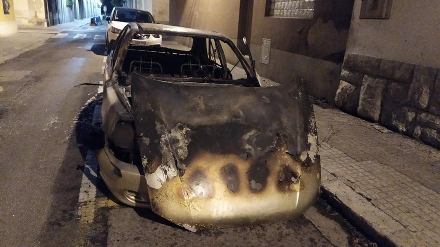 Crema un cotxe abandonat en un carrer de Figueres