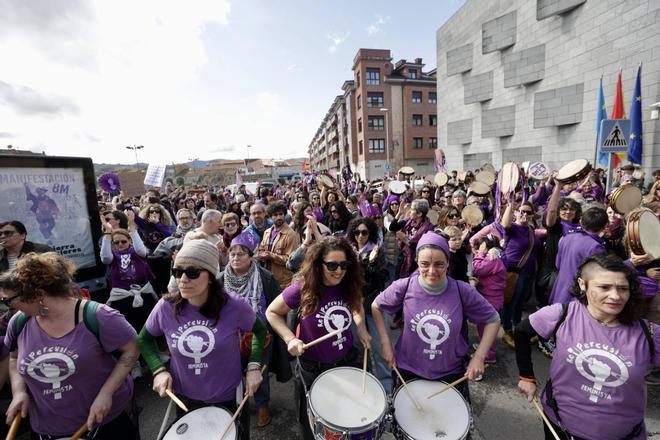 EN IMÁGENES: Un multitudinario y diverso 8M desborda las calles de Villaviciosa y celebra a la mujer rural