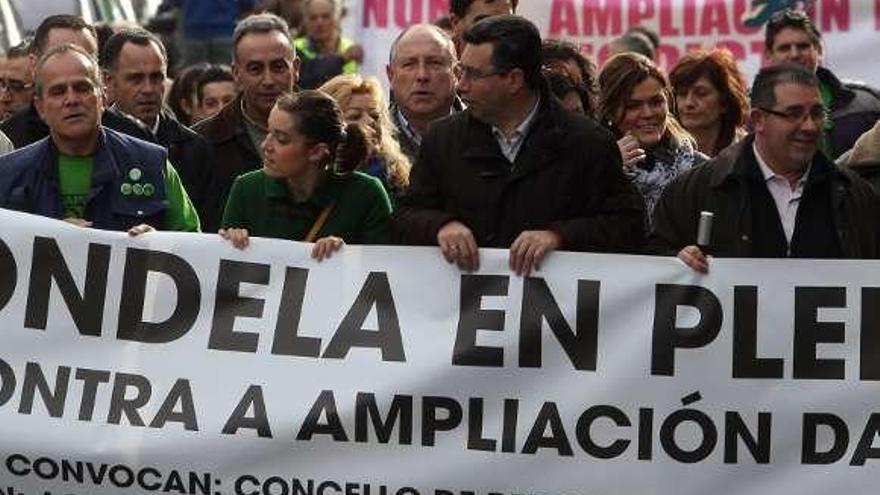 El alcalde popular Javier Bas encabeza la manifestación convocada por el Concello contra la ampliación de la AP-9 en Chapela. // R. Grobas