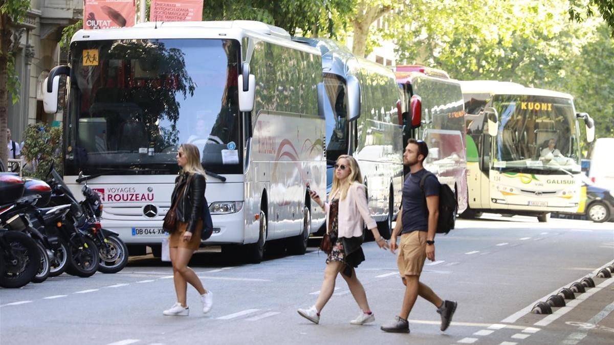 Autocares y turistas en la calle de Provença, junto a la Pedrera, esta semana.