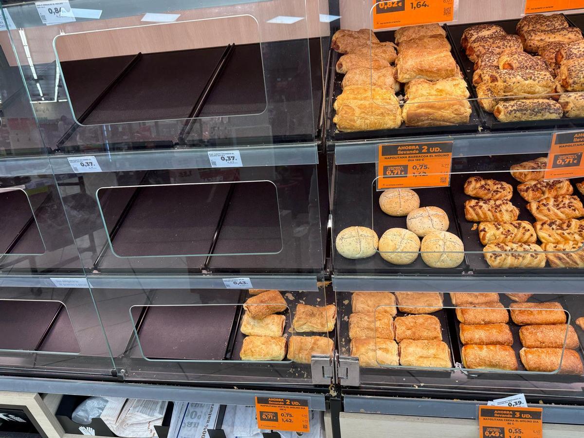 Estanterías vaciadas en uno de los supermercados DIA en la región.