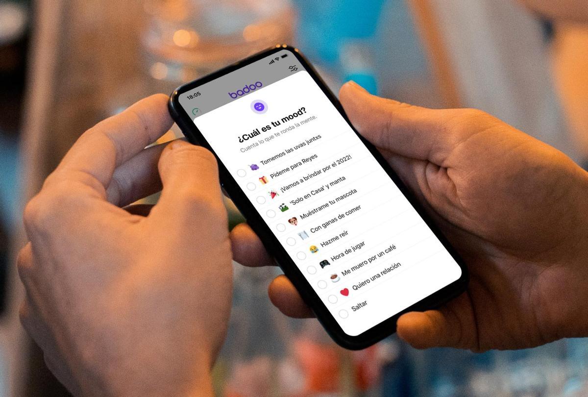 Una persona consulta en un teléfono móvil la aplicación Badoo.