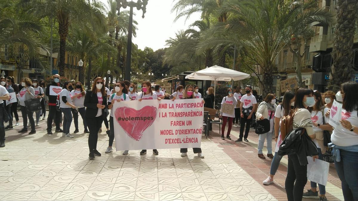 Orientadores escolares se concentran ante la sede del Consell en Alicante