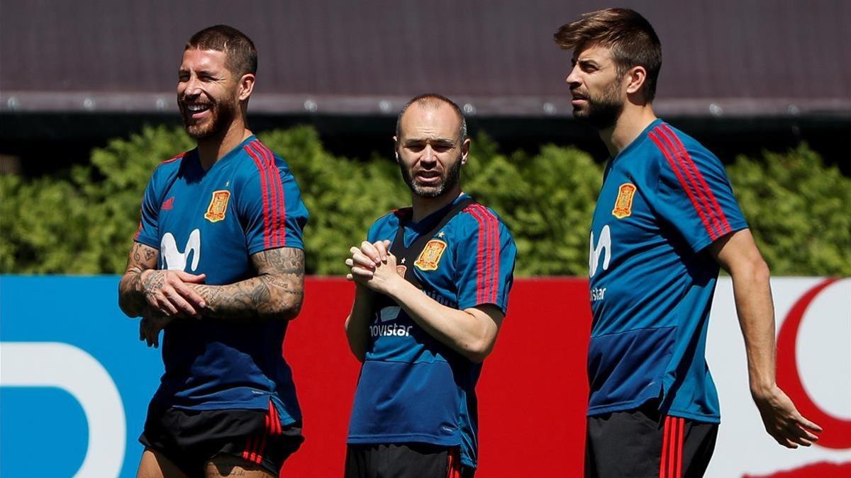 Ramos, Iniesta y Piqué durante un entrenamiento en Krasnodar