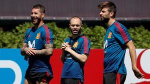 Ramos, Iniesta y Piqué durante un entrenamiento en Krasnodar