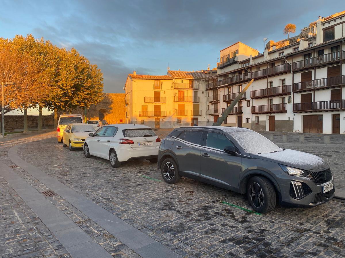 En Morella, los coches también se han teñido de blanco