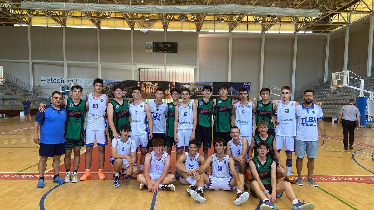 Integrantes del CB Joventut d’Alcoi junto a los del Lucentum tras la semifinal del Trofeo Federación