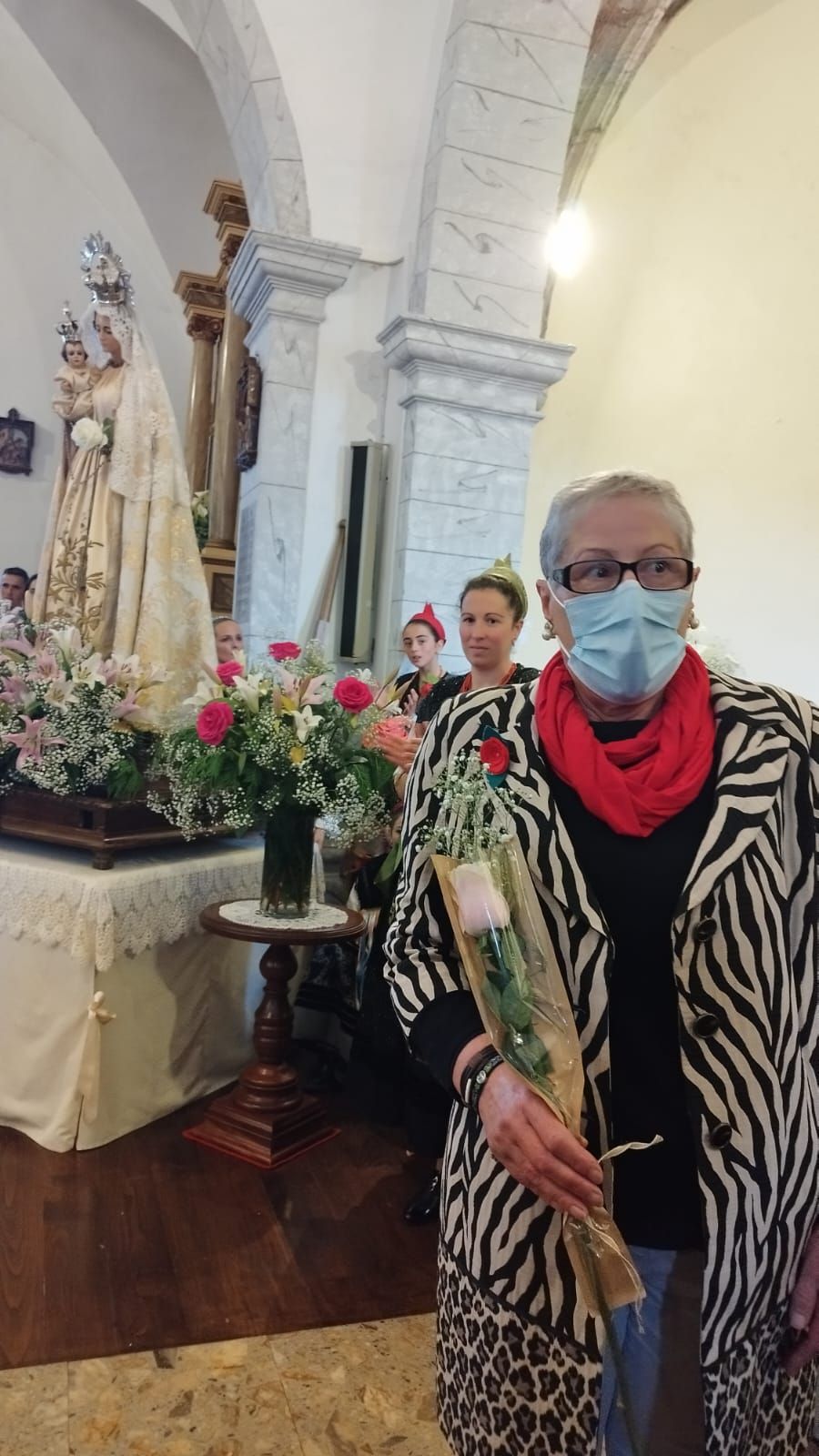 Un centenar de rosas para los llaniscos de la parroquia de Pría en la fiesta de la Virgen de la Flor