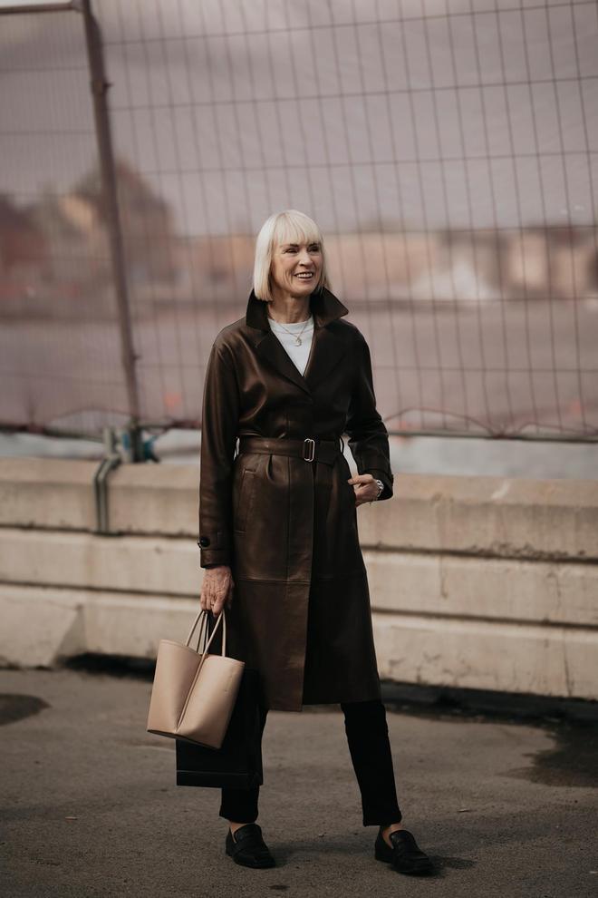 Look con mocasines para mujeres maduras, visto en el 'street style' de Estocolmo