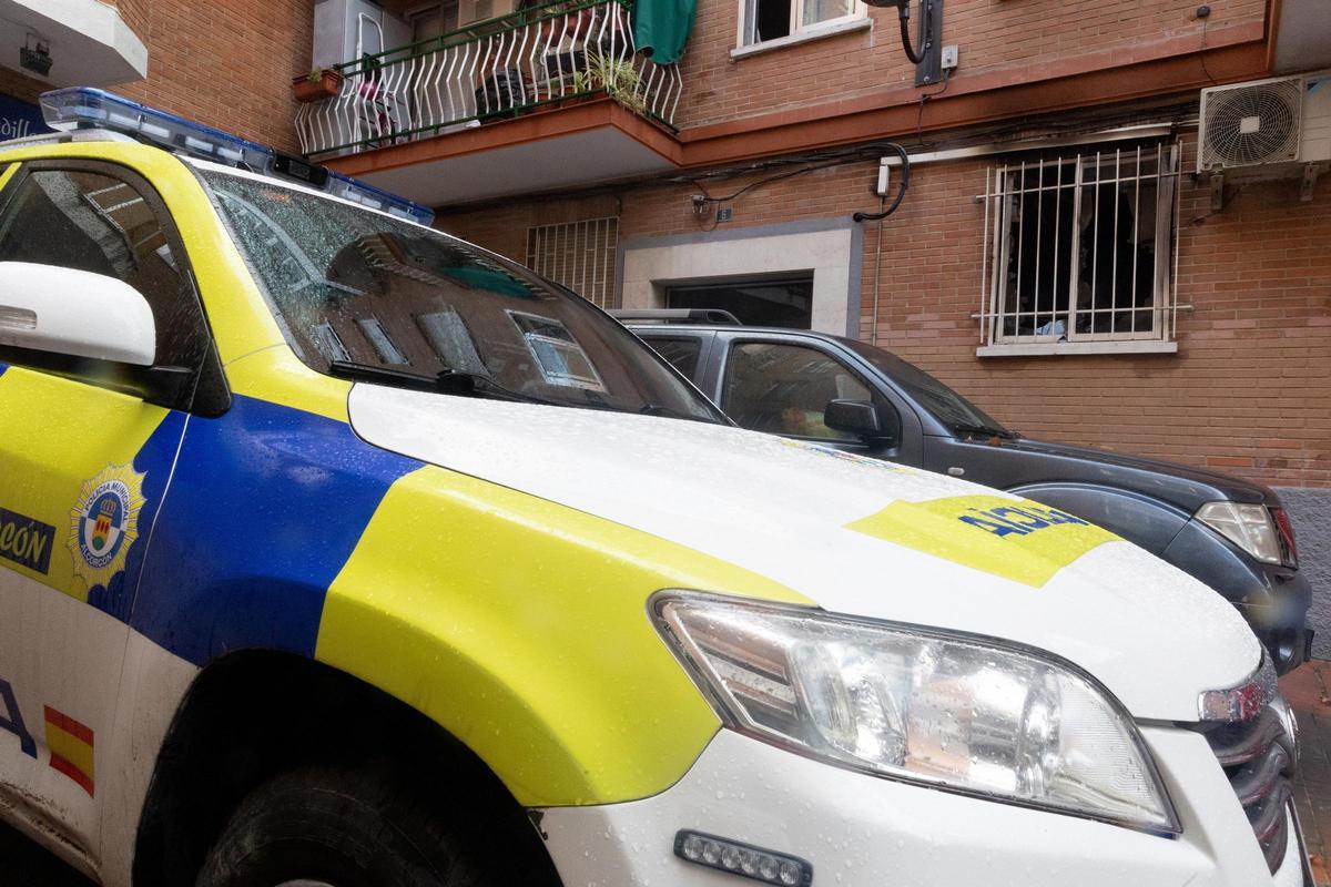 Un coche de Policía junto a la vivienda en Alcorcón.