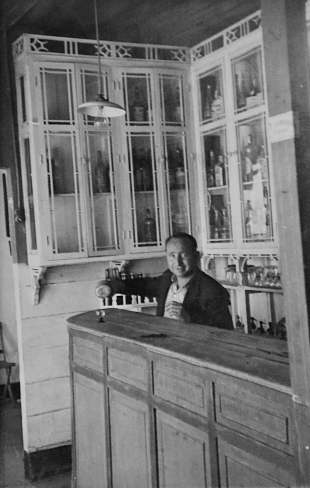 Pepe López Montes ‘El Lele’, de la segunda generación familiar, en la barra.